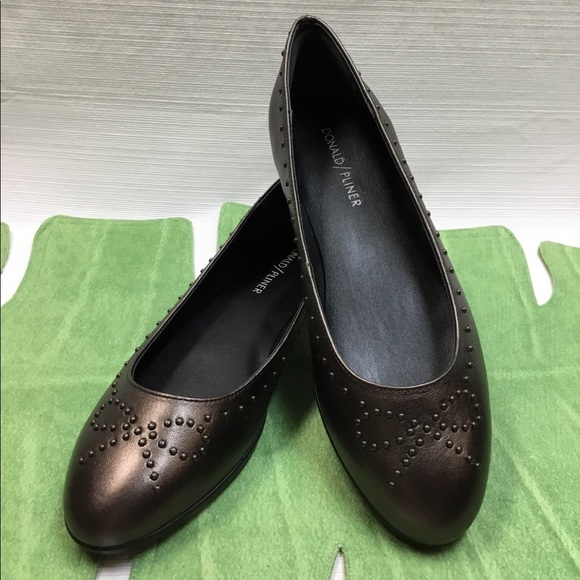 Beautiful Bronze Flats by Donald Pliner - Picture 4 of 8